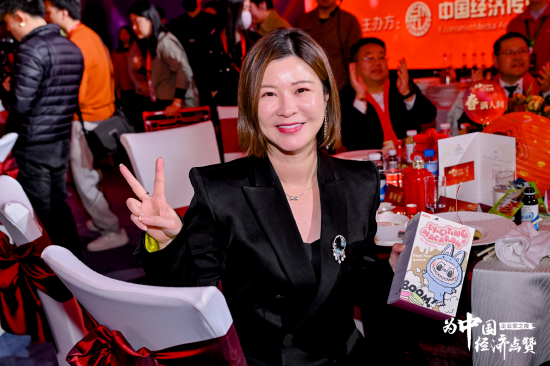 乐华娱乐杜华现身企业家之夜,黑色礼服吸睛,还有意外收获